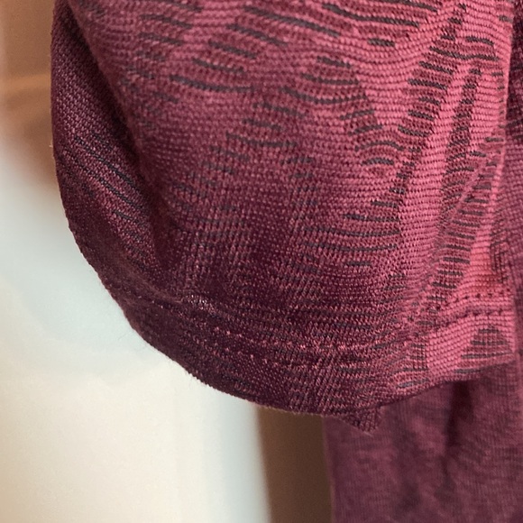 Chico’s Women Textured Ruched Sleeve Top Size 0 Maroon 3/4 Sleeves Blouse Office - Picture 6 of 11